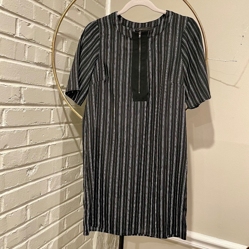BCBG MaxAzria Tunic Blouse Size XS Black and White. Stylish short-sleeved design
